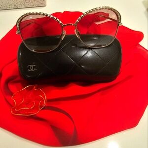 💯AUTHENTIC BEAUTIFUL CHANEL SUNGLASSES AND CASE